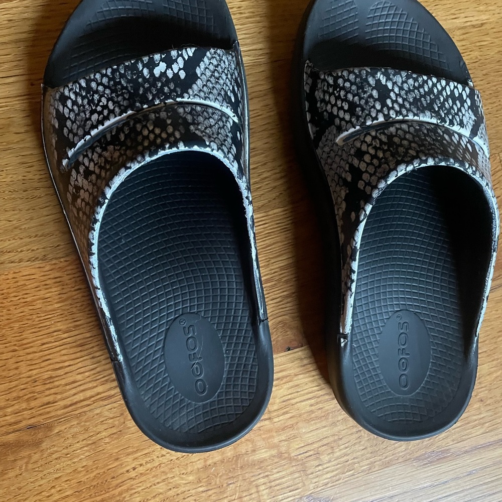 Oofos size 6 snake skin slide on recovery sandals.